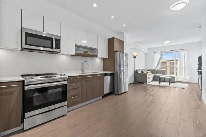 412 13768 108 AVENUE - photo 2 of 34