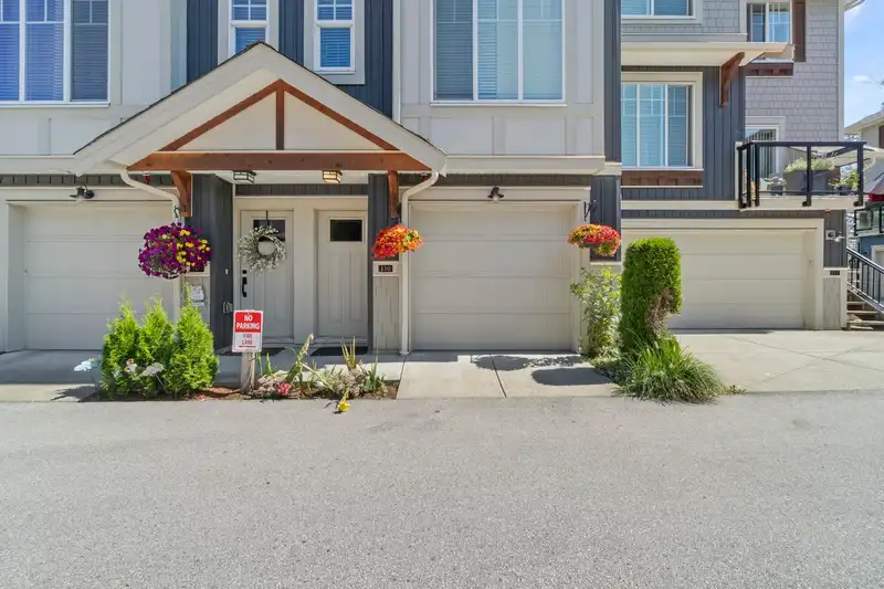 110 20498 82 AVENUE - photo 2 of 25