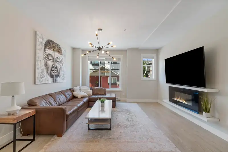 110 20498 82 AVENUE - photo 3 of 25