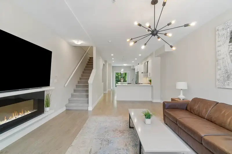 110 20498 82 AVENUE - photo 4 of 25