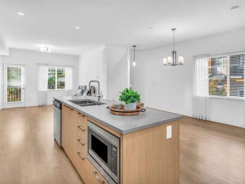 22 22810 113 AVENUE - photo 2 of 34
