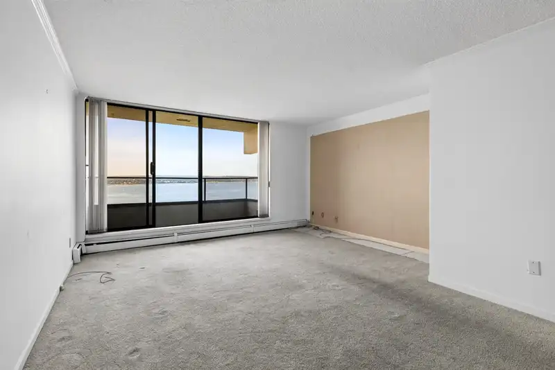 1402 1995 BEACH AVENUE - photo 2 of 30
