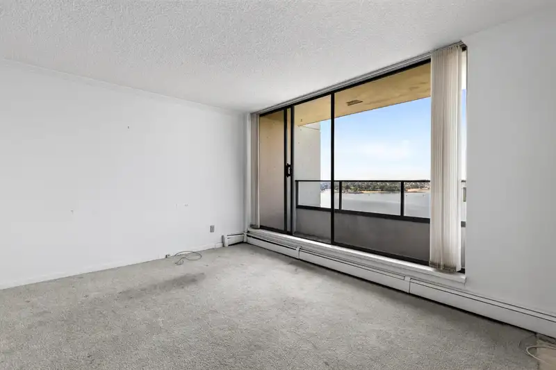 1402 1995 BEACH AVENUE - photo 4 of 30