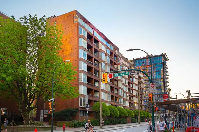 211 950 DRAKE STREET - photo 2 of 18