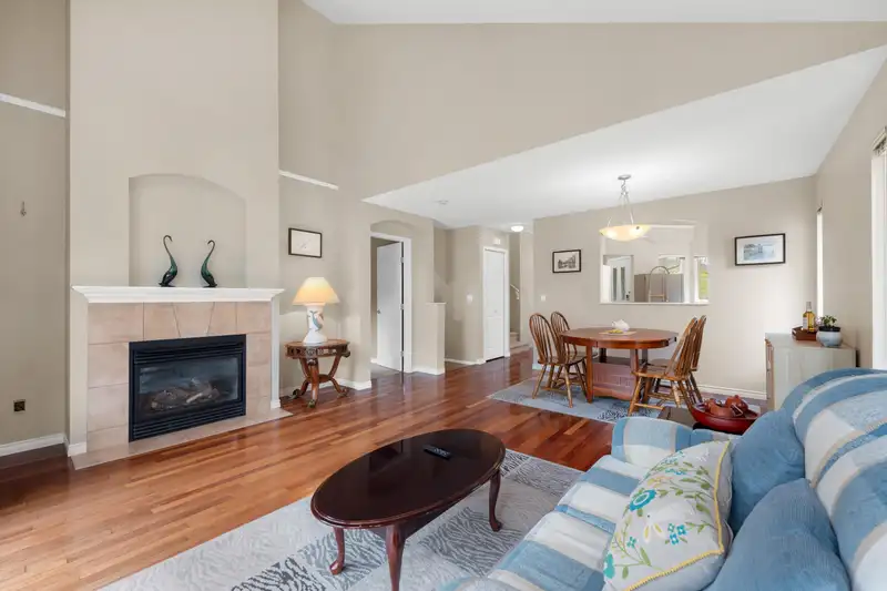 62 15133 29A AVENUE - photo 2 of 30