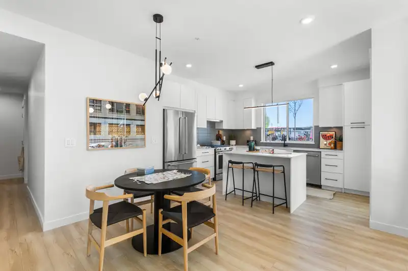203 2771 MONTROSE AVENUE - photo 1 of 20
