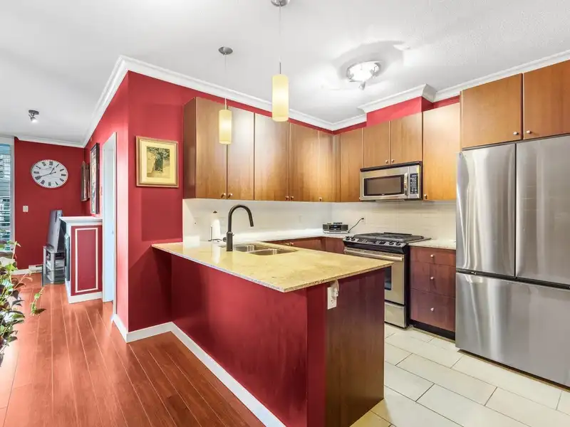 403 280 ROSS DRIVE - photo 2 of 21