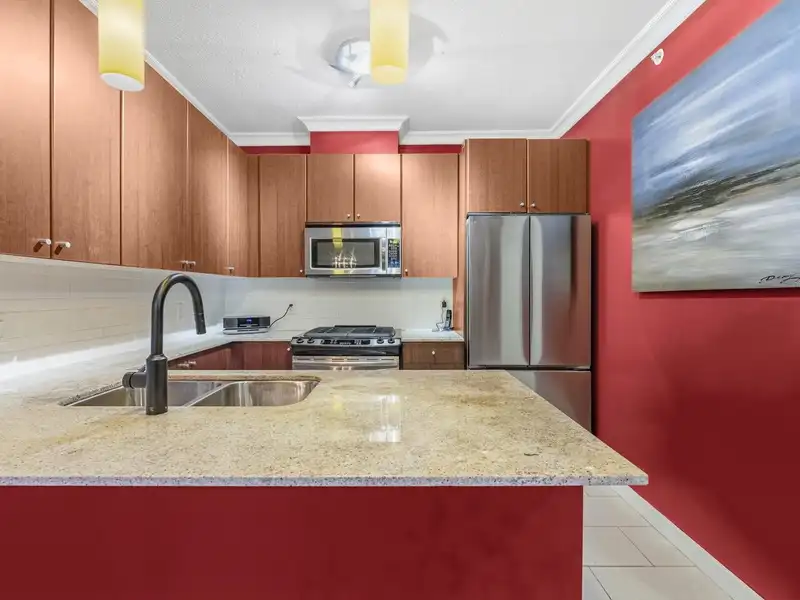 403 280 ROSS DRIVE - photo 4 of 21