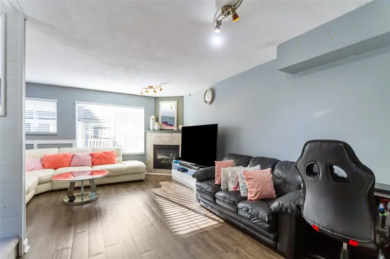 38 15355 26 AVENUE - photo 2 of 25