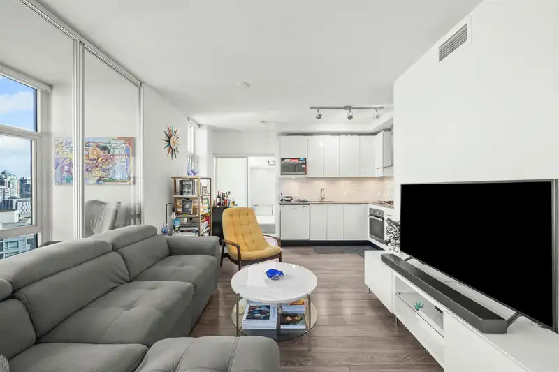 2303 1283 HOWE STREET - photo 4 of 26