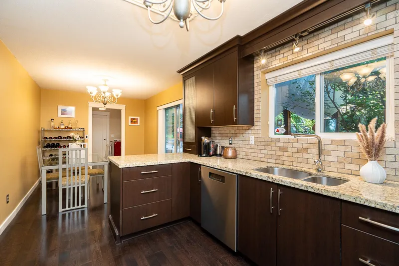 1135 VANIER AVENUE - photo 1 of 25