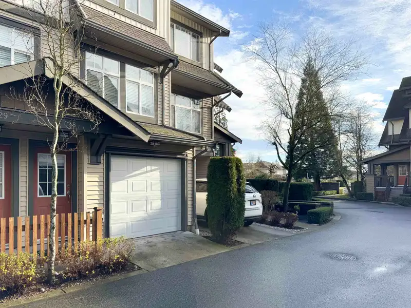 28 16233 83 AVENUE - photo 1 of 22