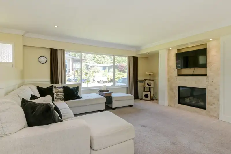 32600 WILLINGDON CRESCENT - photo 4 of 36