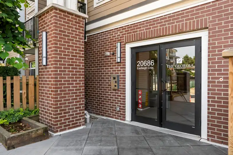 313 20686 EASTLEIGH CRESCENT - photo 1 of 29