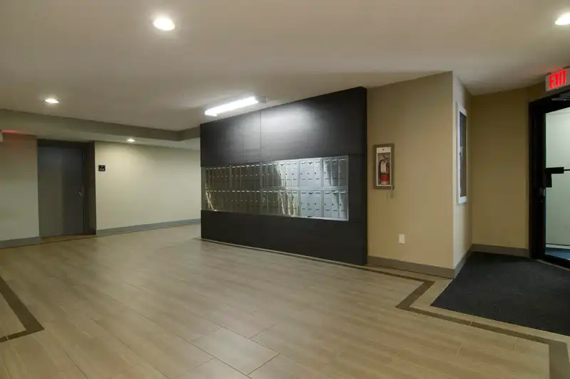 414 9867 MANCHESTER DRIVE - photo 4 of 28