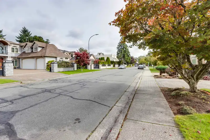 5680 LANGTREE AVENUE - photo 4 of 30