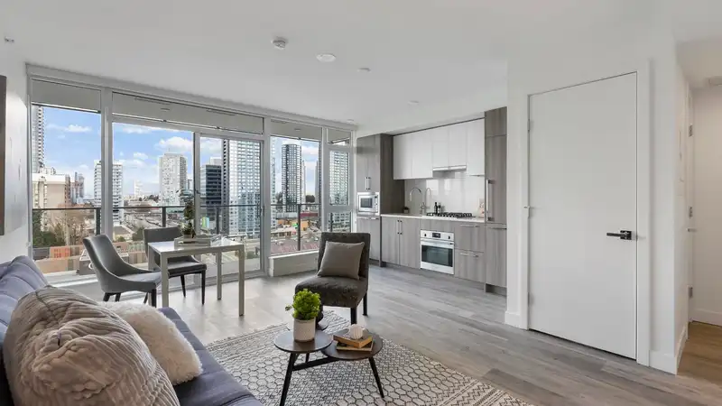 1406 9675 KING GEORGE BOULEVARD - photo 2 of 32