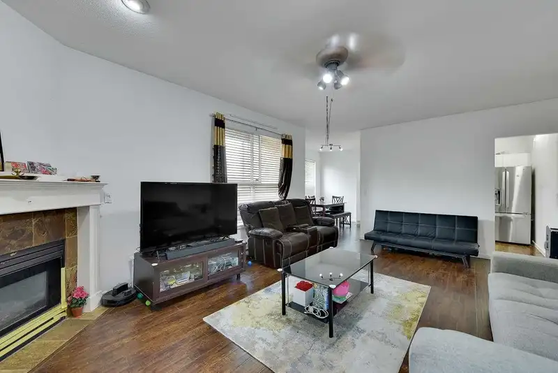 104 14993 101A AVENUE - photo 4 of 26