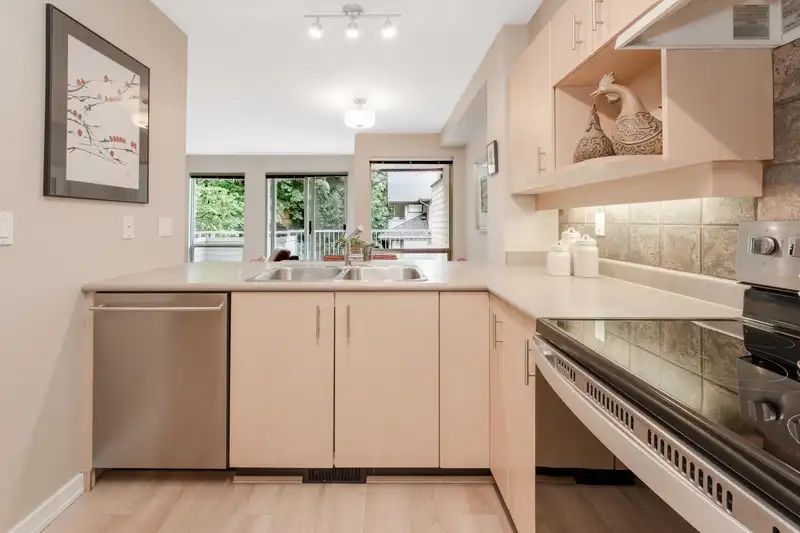 39 8701 16TH AVENUE - photo 4 of 34