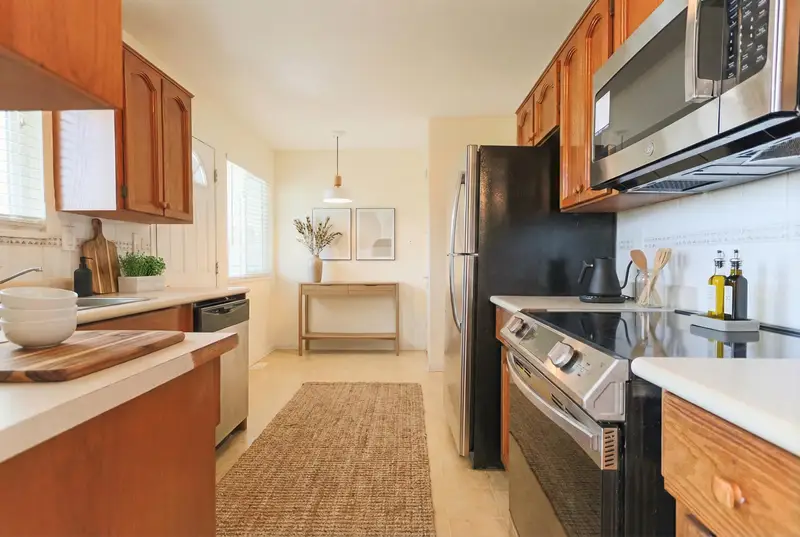 18382 56B AVENUE - photo 4 of 22