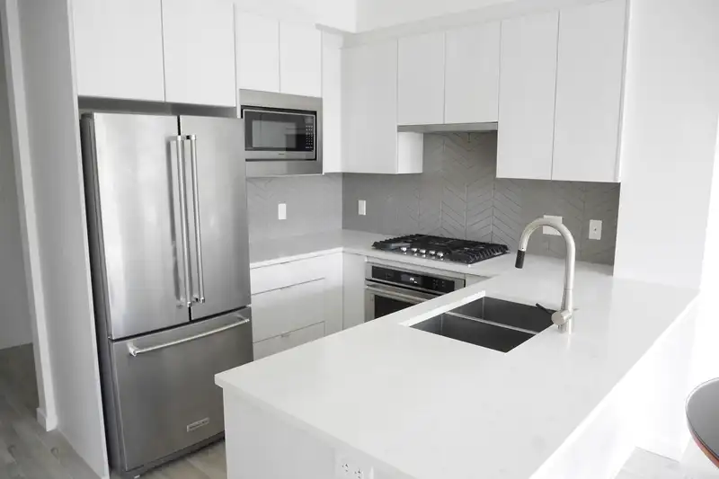 604 717 BRESLAY STREET - photo 2 of 8