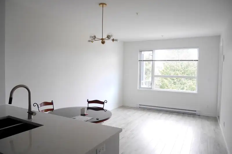 604 717 BRESLAY STREET - photo 3 of 8