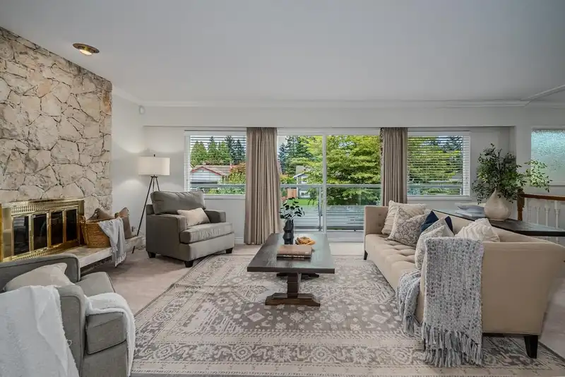 564 ASCOT STREET - photo 3 of 39