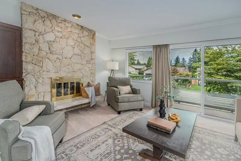564 ASCOT STREET - photo 4 of 39