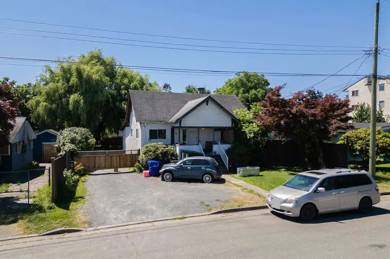 46242 MARGARET AVENUE - photo 2 of 10