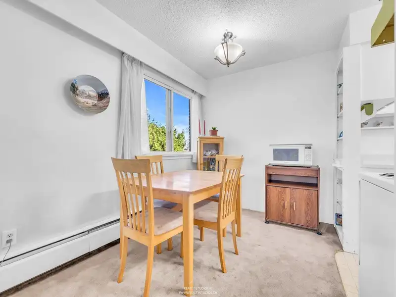 311 2121 W 6TH AVENUE - photo 4 of 26