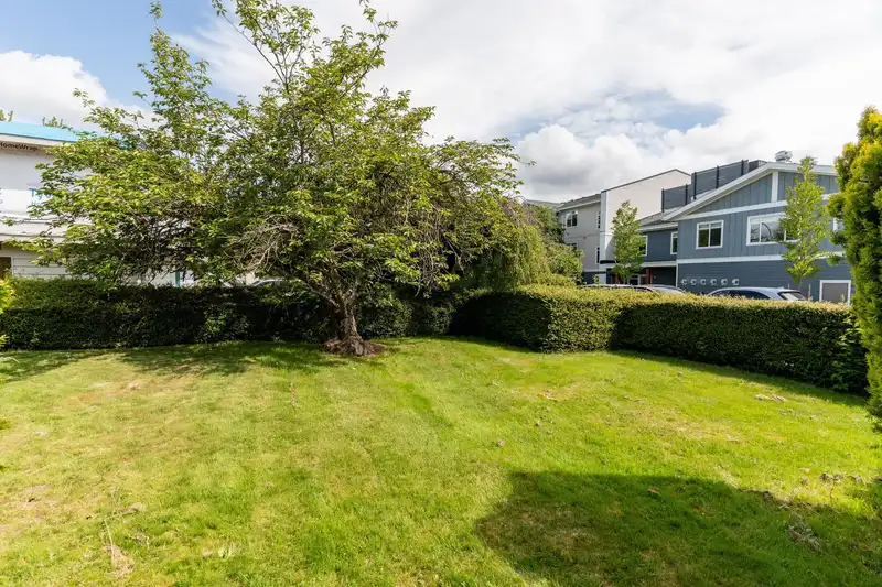 10111 GOWER STREET - photo 4 of 34