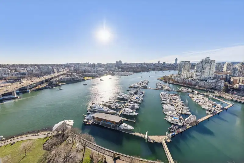 2307 1033 MARINASIDE CRESCENT - photo 3 of 33