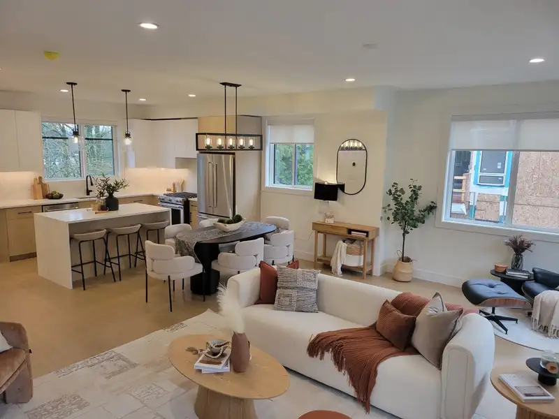 13 1641 KING CRESCENT - photo 2 of 4