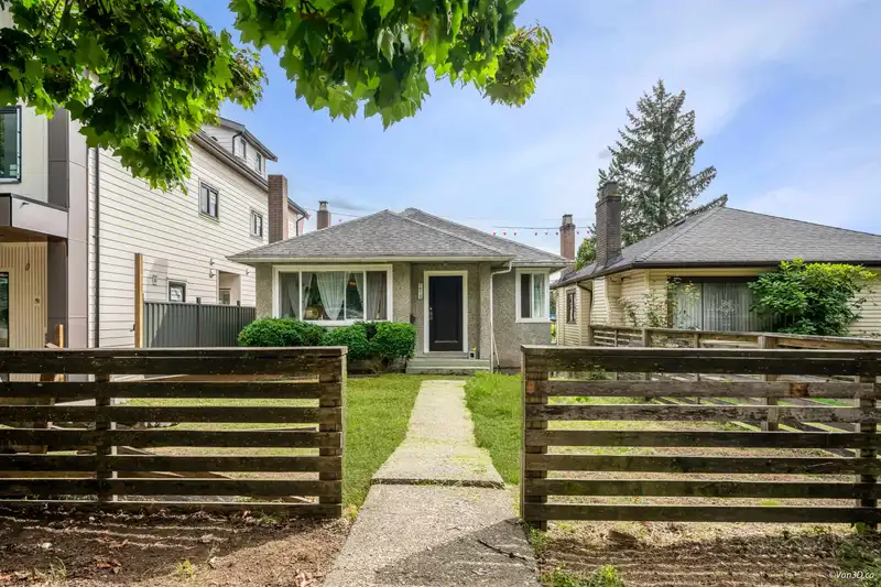1978 E 8TH AVENUE - photo 2 of 28