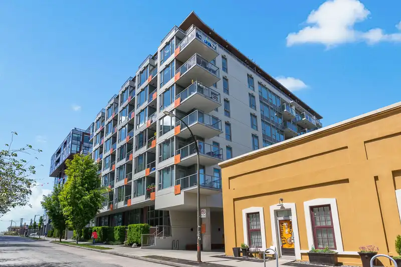 910 251 E 7TH AVENUE - photo 1 of 40