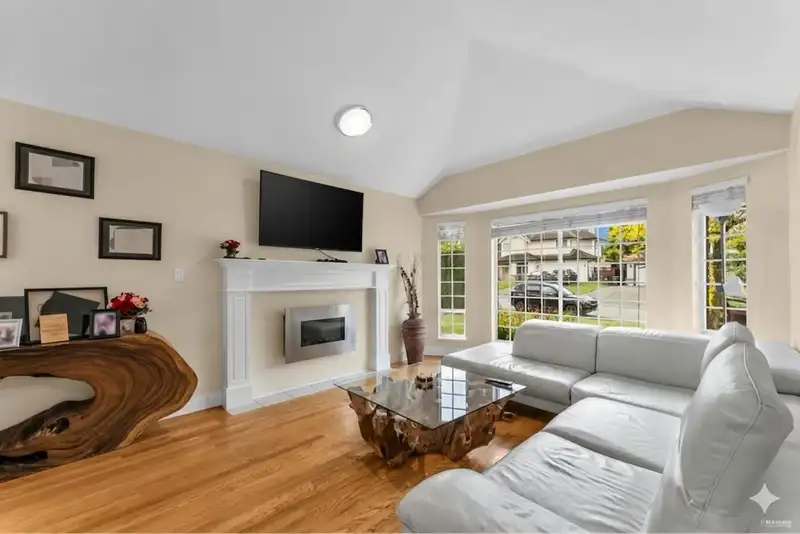15295 111A AVENUE - photo 2 of 31