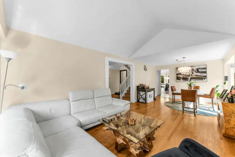 15295 111A AVENUE - photo 3 of 31