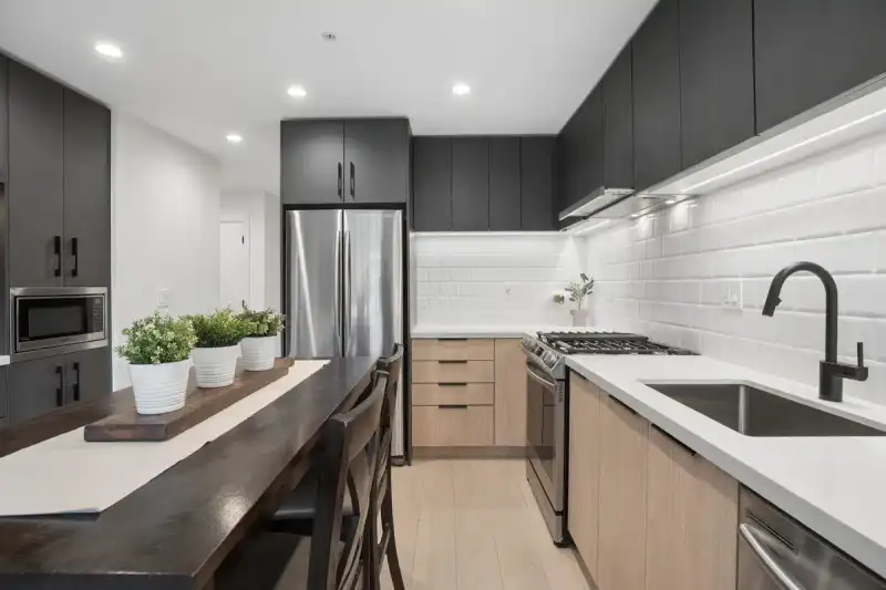 413 3038 ST GEORGE STREET - photo 1 of 32