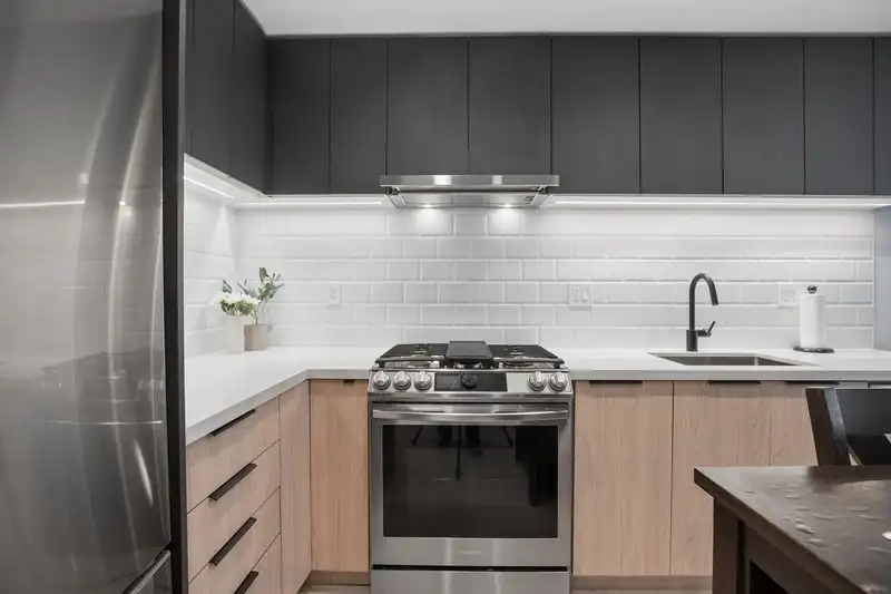 413 3038 ST GEORGE STREET - photo 2 of 32