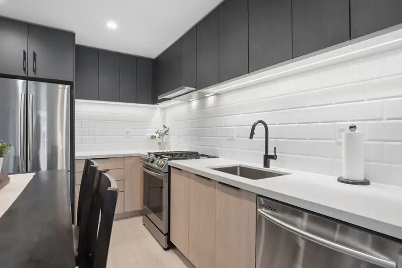 413 3038 ST GEORGE STREET - photo 3 of 32