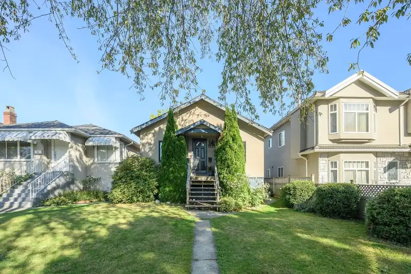 2633 VENABLES STREET - photo 1 of 14