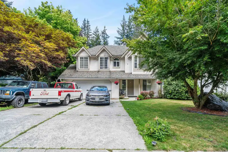 275 FORREST CRESCENT - photo 2 of 31