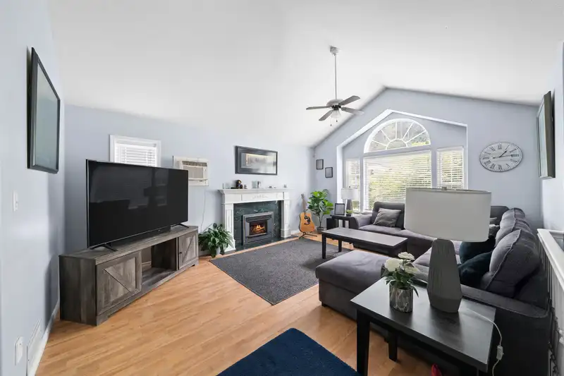 275 FORREST CRESCENT - photo 3 of 31