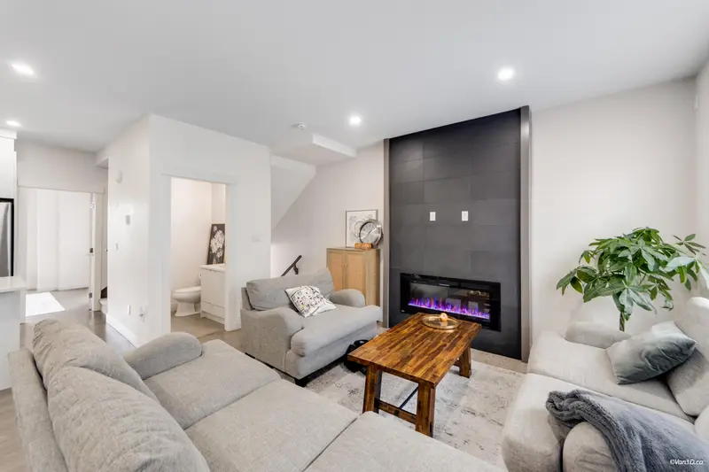 28 8033 166B STREET - photo 2 of 25