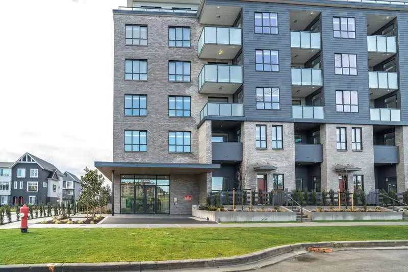 407 15738 85 AVENUE - photo 1 of 19