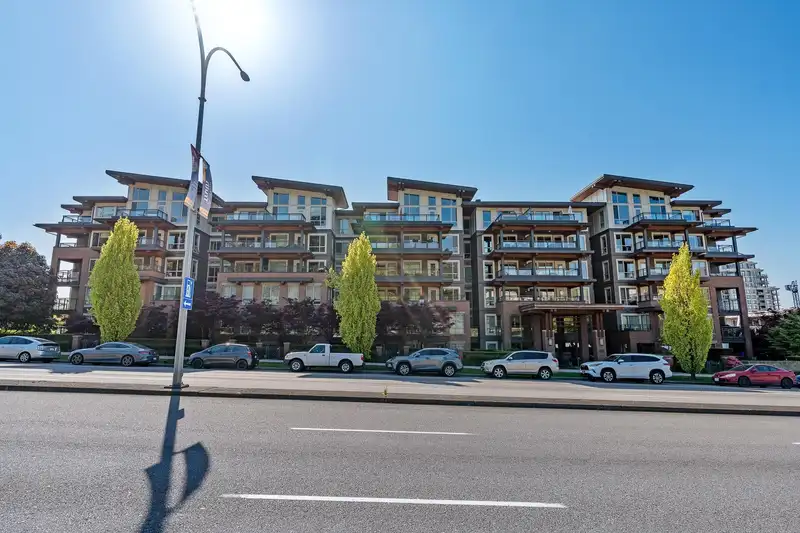 512 500 ROYAL AVENUE - photo 1 of 22