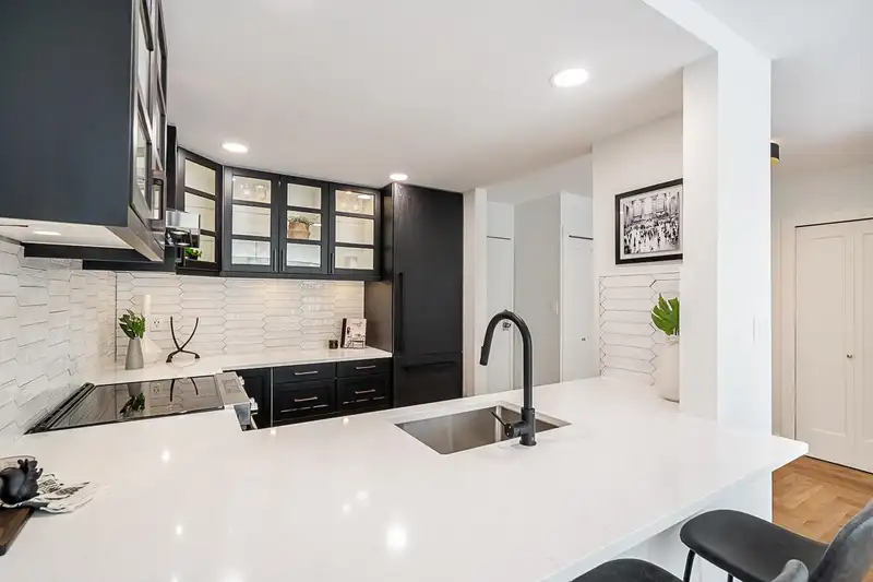 311 4101 YEW STREET - photo 2 of 33