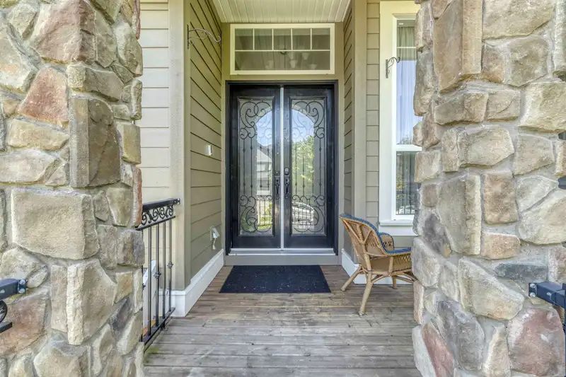 14706 63 AVENUE - photo 4 of 37