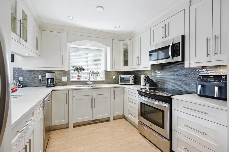 11441 SURREY ROAD - photo 2 of 25