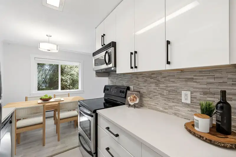 112 211 W 3RD STREET - photo 3 of 23